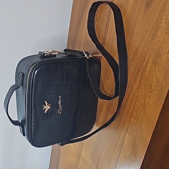 Cosmetic case with a leather detachable shoulder strap. - Picture 6 of 14